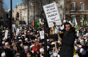 Londra in piazza contro Charlie. I musulmani citano Bergoglio: "Se mi insulti, ti do un pugno"