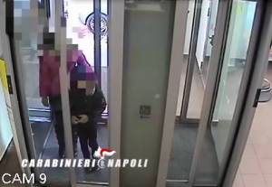 Napoli, la mamma porta il figlio a rapinare le Poste