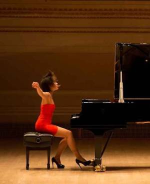 Minigonne e tacchi alti, ecco la pianista più sexy del mondo