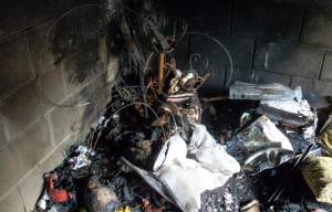 Il box bruciato di Georgeta Pipelea, romena che vive in una casa Aler