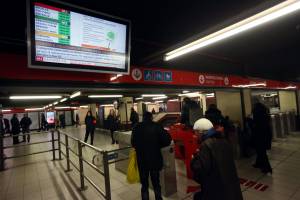 Milano, 17enne tenta suicidio sotto la metro: salvato da un agente