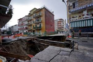 Napoli, maxi voragine in strada a Pianura