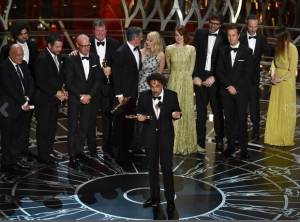 Miglior film, miglior regia: Birdman, di Alejandro G. Inarritu. Il regista messicano, al centro dell’inquadratura, con il cast e la squadra del film festeggia sul palco dell’Academy a Los Angeles 