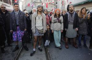 In minigonna contro gli stupri. La protesta a Istanbul