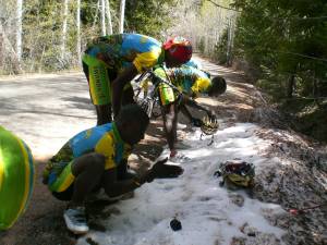 Allenamento con sorpresa: i ciclisti del Ruanda vedono per la prima volta la neve