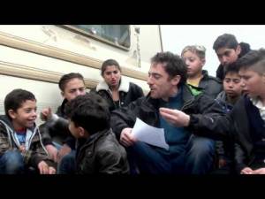 Il video di Elio Germano con i rom: "Mai con Salvini"