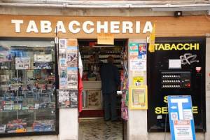 Tabaccheria "vietata" agli italiani: il bando è riservato ai profughi