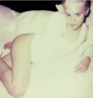 Nuove polaroid di Miley Cyrus ​a seno nudo