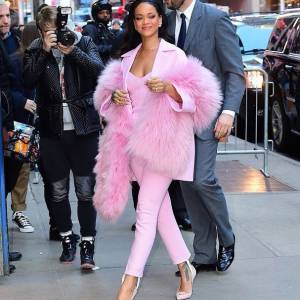 Rihanna stupisce ​in "total pink"