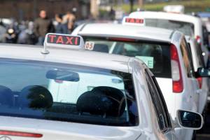 Gira un video mentre esce dal taxi. Quando lo riguarda scopre un dettaglio choc 