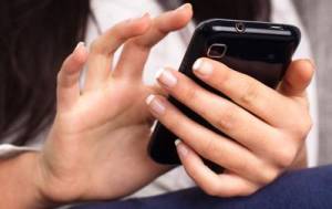 Attenzione a controllare il cellulare del proprio partner, è rapina