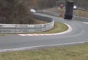Nurburgring, un'auto vola oltre le barriere: muore uno spettatore