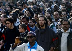Brescia, 2mila immigrati sfilano per ottenere il permesso di soggiorno