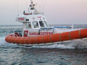 Spari contro Guardia costiera: rubato un barcone dalla Libia