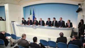 I rappresentanti dell'Anci in conferenza stampa dopo l'incontro con Renzi