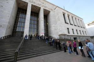 Milano, al tribunale si entra armati dall'ingresso riservato