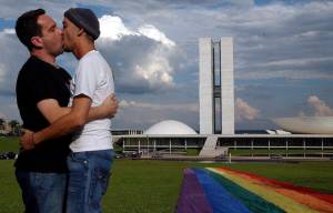 Gay si baciano al bar: un pugile li aggredisce lanciandogli il bicchiere