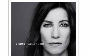 Paola Turci mostra le cicatrici sul volto sulla copertina del disco