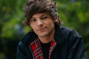 One Direction, Louis gioca a calcio senza slip: fan in delirio