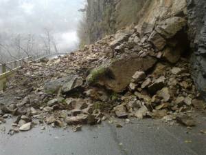 Una frana sulla Messina-Catania taglia la Sicilia in tre parti