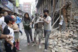 Un uomo estratto dalle macerie dopo il terremoto in Nepal