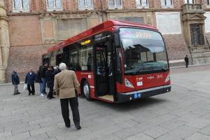 "Scimmia, ti mando all'ospedale". Autista pesta una marocchina perché tarda a scendere dal bus