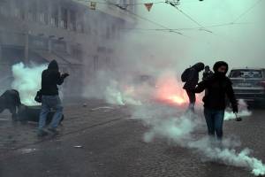 Così i black bloc bruciano la città