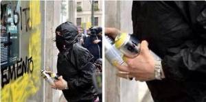 Quella foto della black bloc con l'orologio di lusso al polso che fa il giro del web 