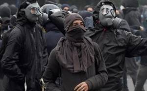 Calderoli sui black bloc: "Gratta il nero ​e spunta il rosso"