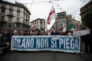 Milano, la destra scende in piazza. Fiaccolata sui luoghi dei disordini