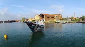 "Lampedusa", opera di Vik Muniz. Sembra una barchetta, ma è legno