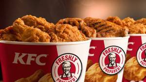 Kfc, il video choc dei polli lavati a terra vicino alla spazzatura