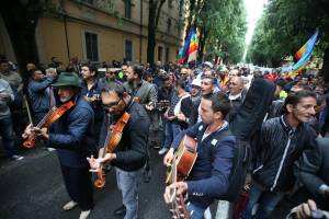 L'odio rom in manifestazione: "Quei bastardi di Lega e FI..."