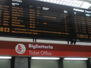 Bigliettaio contro i down: "Siete lenti, toglietevi". E fa perdere loro il treno