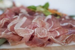 Nascondono 115 euro di prosciutto negli slip: arrestati due romeni