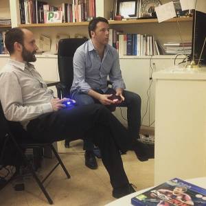 Renzi aspetta i risultati giocando alla playstation