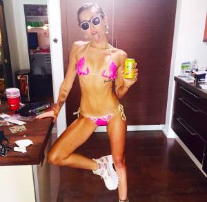 Miley Cyrus in mini-bikini su Instagram