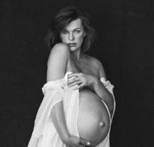 Milla Jovovich, mamma social contro i paparazzi