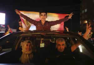 A Diyarbakır la festa dei curdi dopo le elezioni
