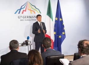 Sbarchi, Renzi se ne lava le mani: "Guai causati da Maroni"