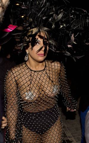 Lady Gaga: hot e con copricapezzoli d'argento a Londra