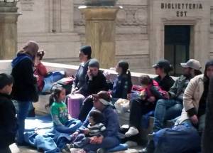 Centinaia di profughi accampati alla stazione di Milano