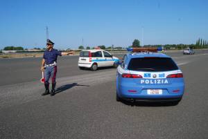 Evade dai domiciliari, poi forza un posto di blocco: albanese semina il panico a Firenze