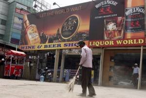 India, bevono liquore adulterato fa strage a Mumbai: 33 morti