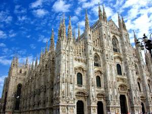 Un drone si schianta contro il Duomo di Milano