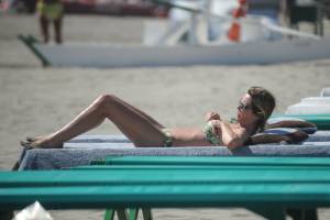 Deborah Roversi, relax e sorrisi a Forte dei Marmi