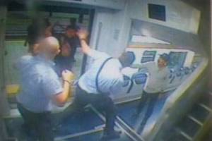 Capotreno ferito da machete: ​Stato e aggressori lo beffano