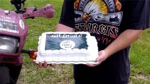 Chuck Netzhammer con la torta di Walmart