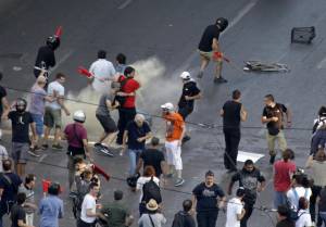 Atene, scontri tra polizia e manifestanti