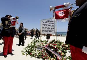 Una targa dedicata alle vittime di Sousse sulla spiaggia tunisina